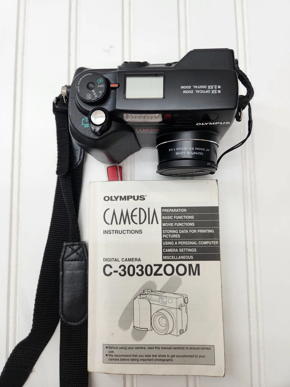 Vintage Olympus Camedia C-3030 Zoom 3.3MP Digital Camera with Manual & Strap​